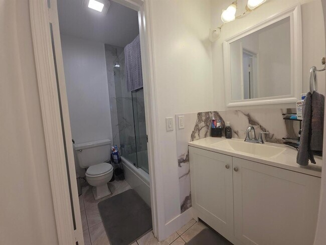 Building Photo - 6391 Bay Club Dr