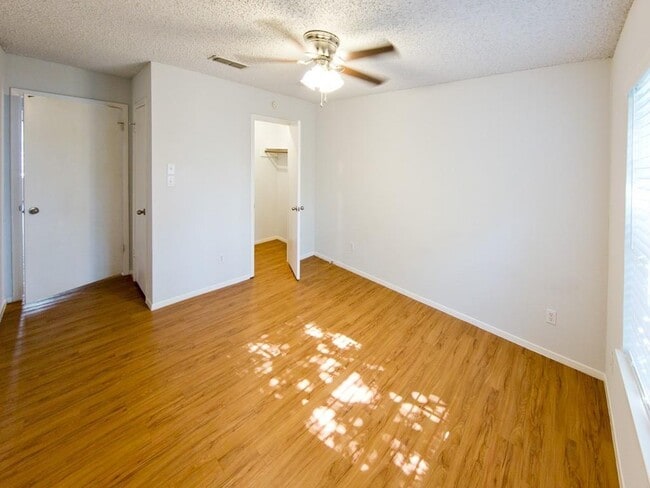 Building Photo - 6534 E Hill Dr