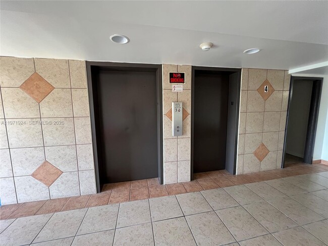 Building Photo - 9686 Fontainebleau Blvd