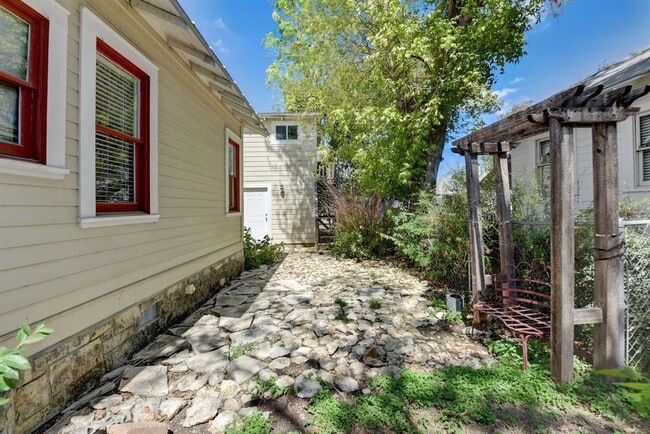 Building Photo - 601 E 8th St