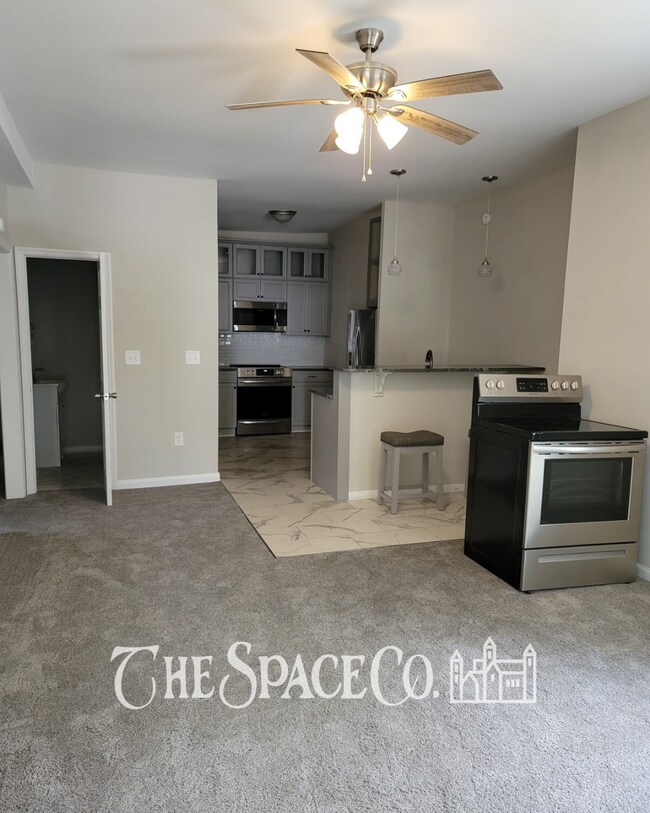 Building Photo - Charming 2-Bedroom Retreat in Vibrant Charleston  Perfect for Cozy Living!