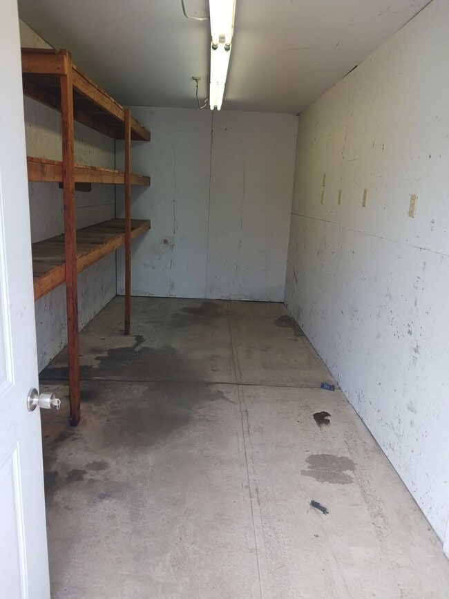 Building Photo - Solar power 3 bedroom 1 bath home with sho...