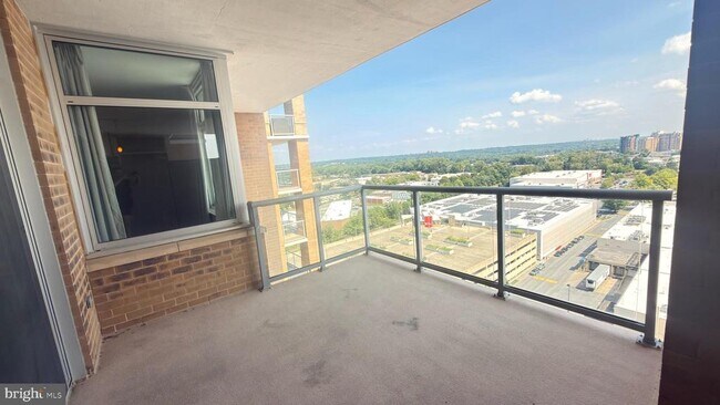 Building Photo - 5750 Bou Ave
