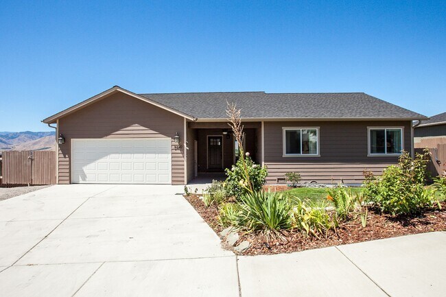 Primary Photo - 3950 NE Vista del Rey Dr