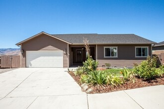 Building Photo - 3950 NE Vista del Rey Dr