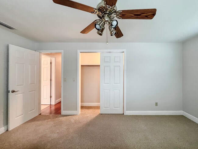 Building Photo - 1858 Oak Park Dr S