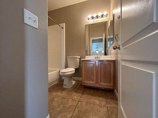 Building Photo - A Beautiful Town Home around the Spring Valley Area.