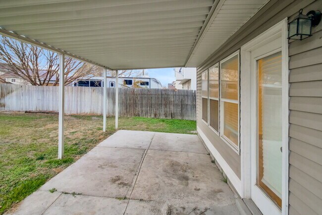 Building Photo - 1831 W Quarter Horse Ave