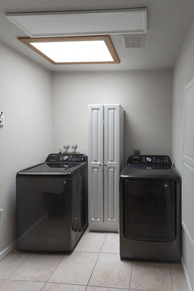 Building Photo - 3385 Poppy Trail Dr