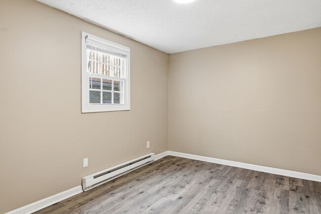 Building Photo - 2 Bed / 1 Bath. Off street parking.