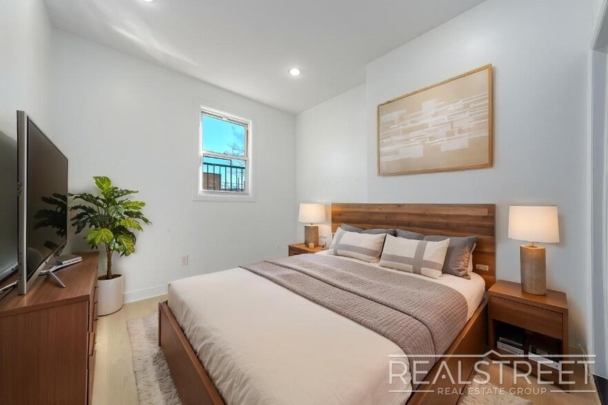 Building Photo - Newly Renovated Spacious 4 Bed 2 Bath in Bed Stuy!