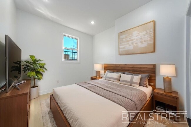 Building Photo - Newly Renovated Spacious 4 Bed 2 Bath in Bed Stuy!