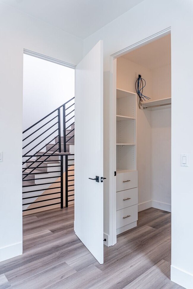Building Photo - Beautiful Spacious Modern 3 Bedroom Townho...