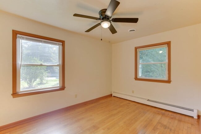 Building Photo - Welcome to Yorktown with a charming rural feel!