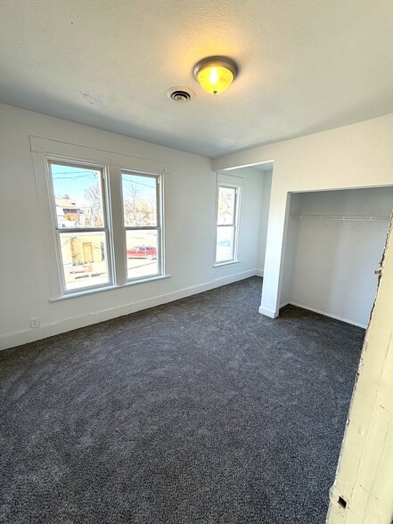 Building Photo - 731 W 4th St