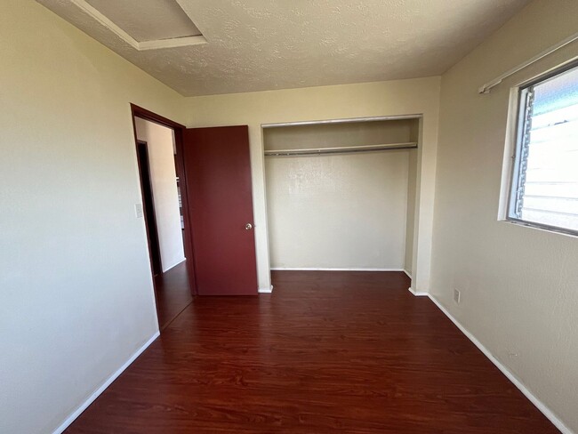 Building Photo - 525