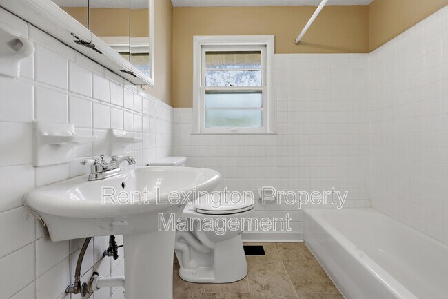 Building Photo - 141 Zandale Dr