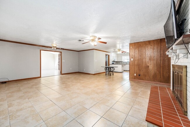 Building Photo - 5813 Russell Ln