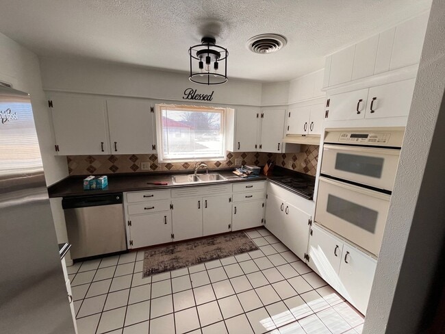 Building Photo - Fully furnished property with several lease options! Can be leased unfurnished.