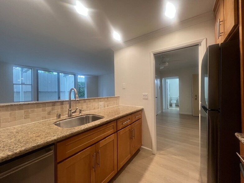 Building Photo - 811 York St