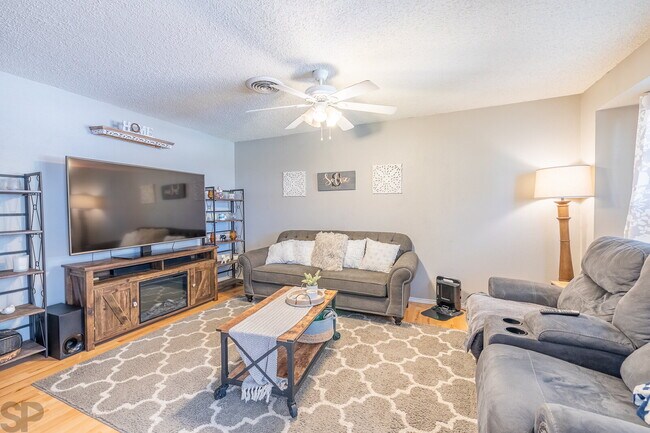 Building Photo - Charming 3 bedroom, 2 bath in Great Location!