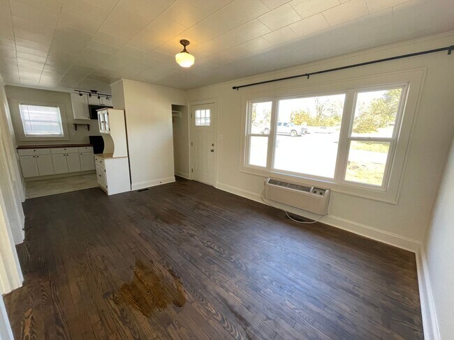 Building Photo - 2 Bedroom duplex on edge of Downtown Morganton