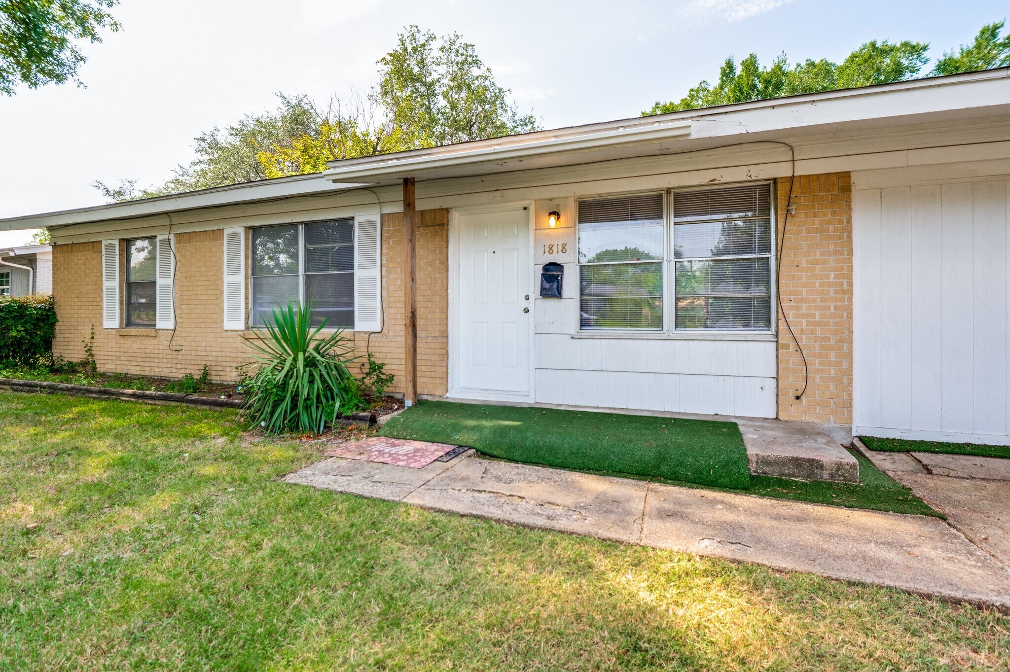 Building Photo - 1818 Highland Dr
