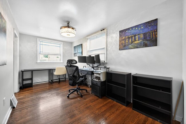 Building Photo - 3 Bedroom, 1 Bath Smart Fully Furnished To...