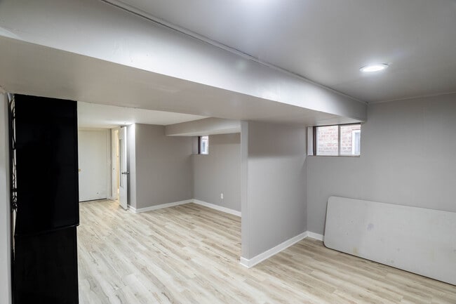 Building Photo - 5818 N California Ave