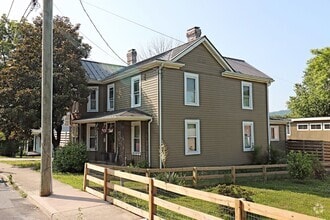 Building Photo - Charming Pet-Friendly Belmont Home With Fe...