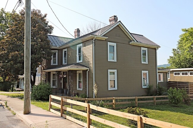 Primary Photo - Charming Pet-Friendly Belmont Home With Fe...