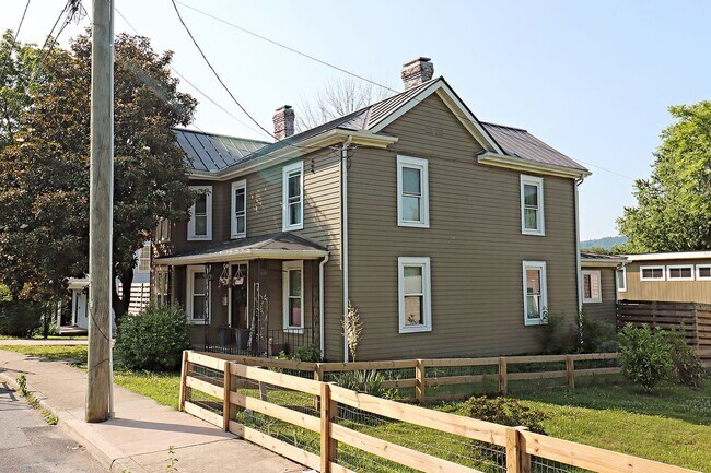Building Photo - Charming Pet-Friendly Belmont Home With Fenced Yard