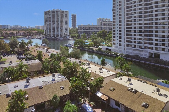 Building Photo - 2619 Parkview Dr S