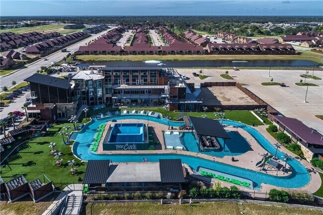 Building Photo - 4 Bed, 4 Bath Barracks Unit for August 202...