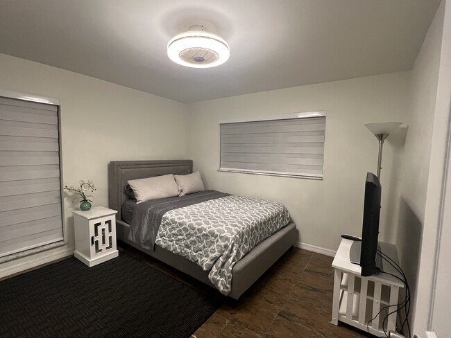 Building Photo - 1010 Hollywood Blvd