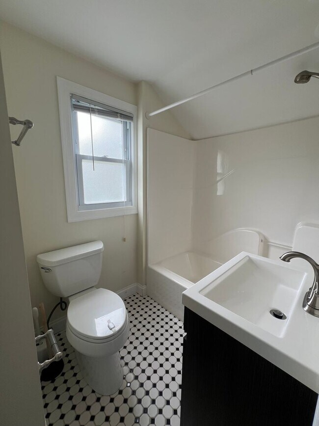 Building Photo - 3 Bed, 1.5 Bath Near U of R, Strong & Coll...