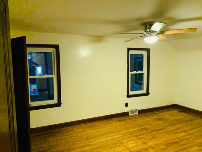Building Photo - 1015 Willow Dr