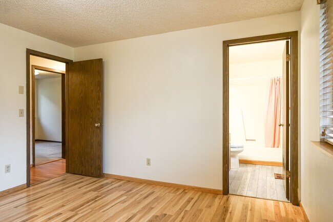 Building Photo - Mini "Ranch" in Hayden