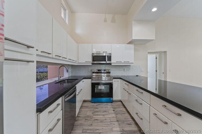 Building Photo - 4620 NE 18th Ave