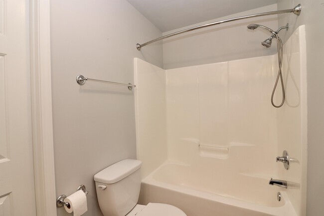 Building Photo - 198 Collinwood Dr