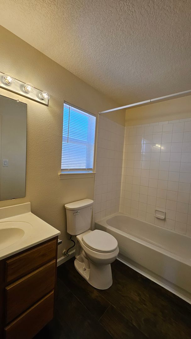Building Photo - 4 bed 2.5 bath