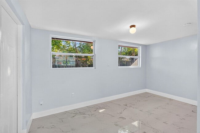 Building Photo - 1531 NE 33rd St