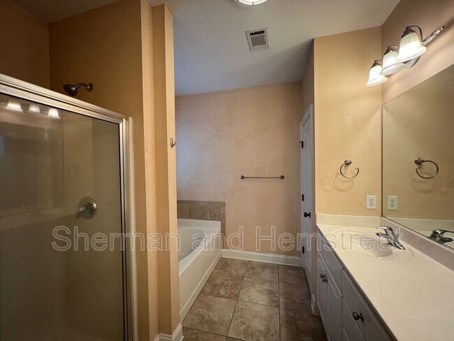 Building Photo - 1102 Highmoor Ln
