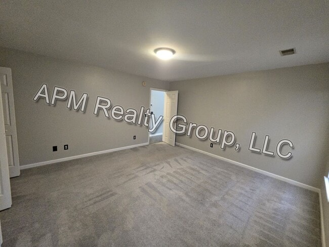 Building Photo - Private Country Feel Close to Downtown