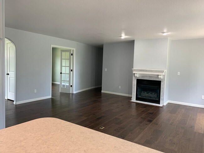 Building Photo - 4 Bedroom, 2 Bath near Pine Grove