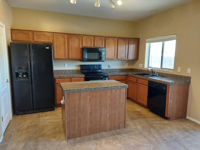 Building Photo - GORGEOUS MARICOPA HOME WITH POOL!