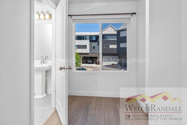 Building Photo - 82 E Weekes Wy