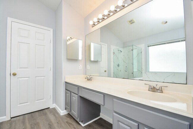 Building Photo - 215 Windrift Ct