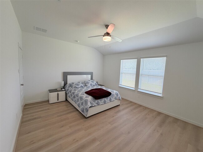 Building Photo - 4986 Edgewood Dr