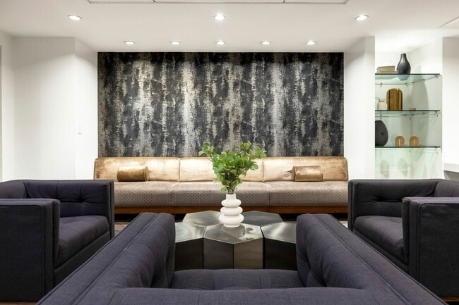 Club Level Lounge - ICON